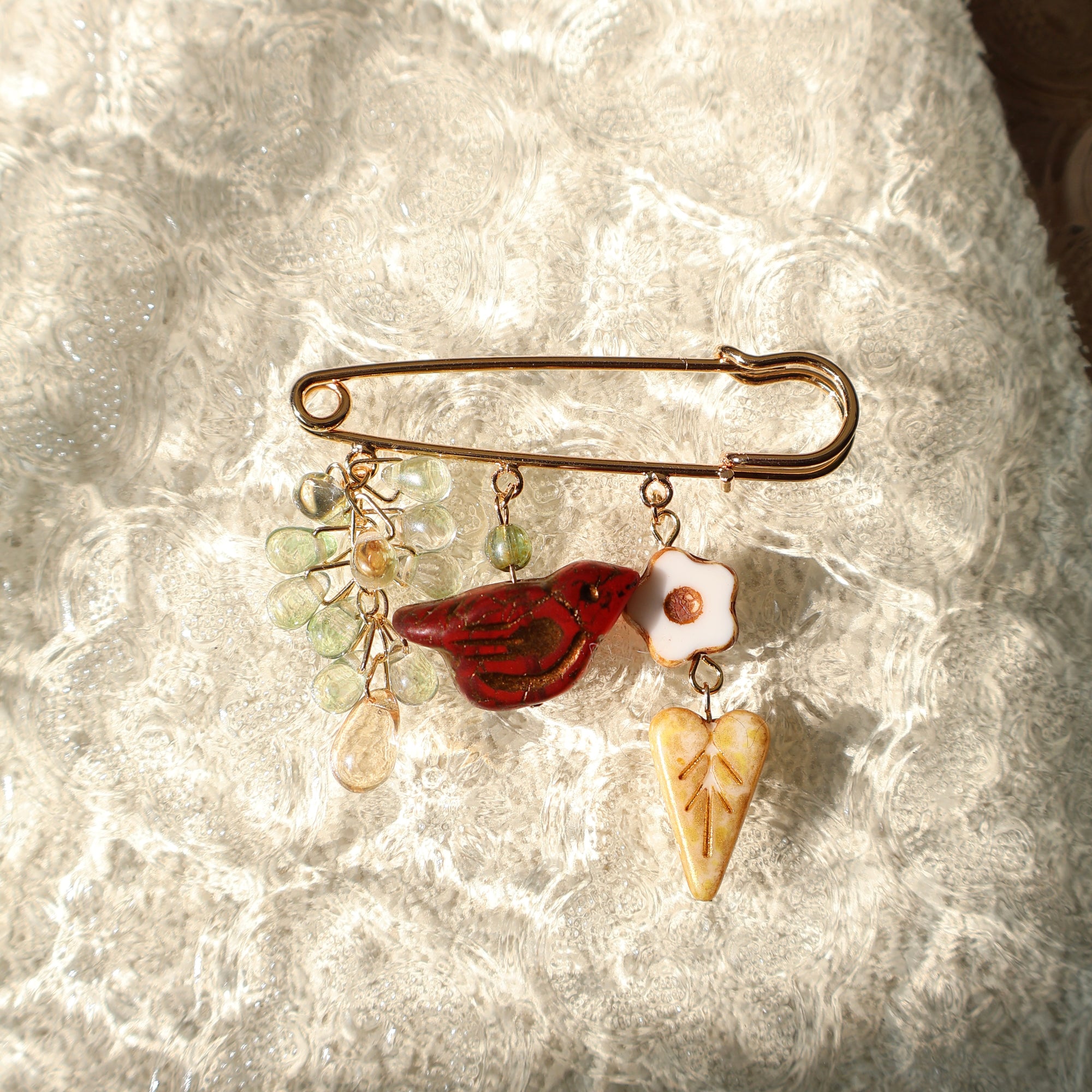 Handmade scarlet songbird enamel brooch – Jouvi