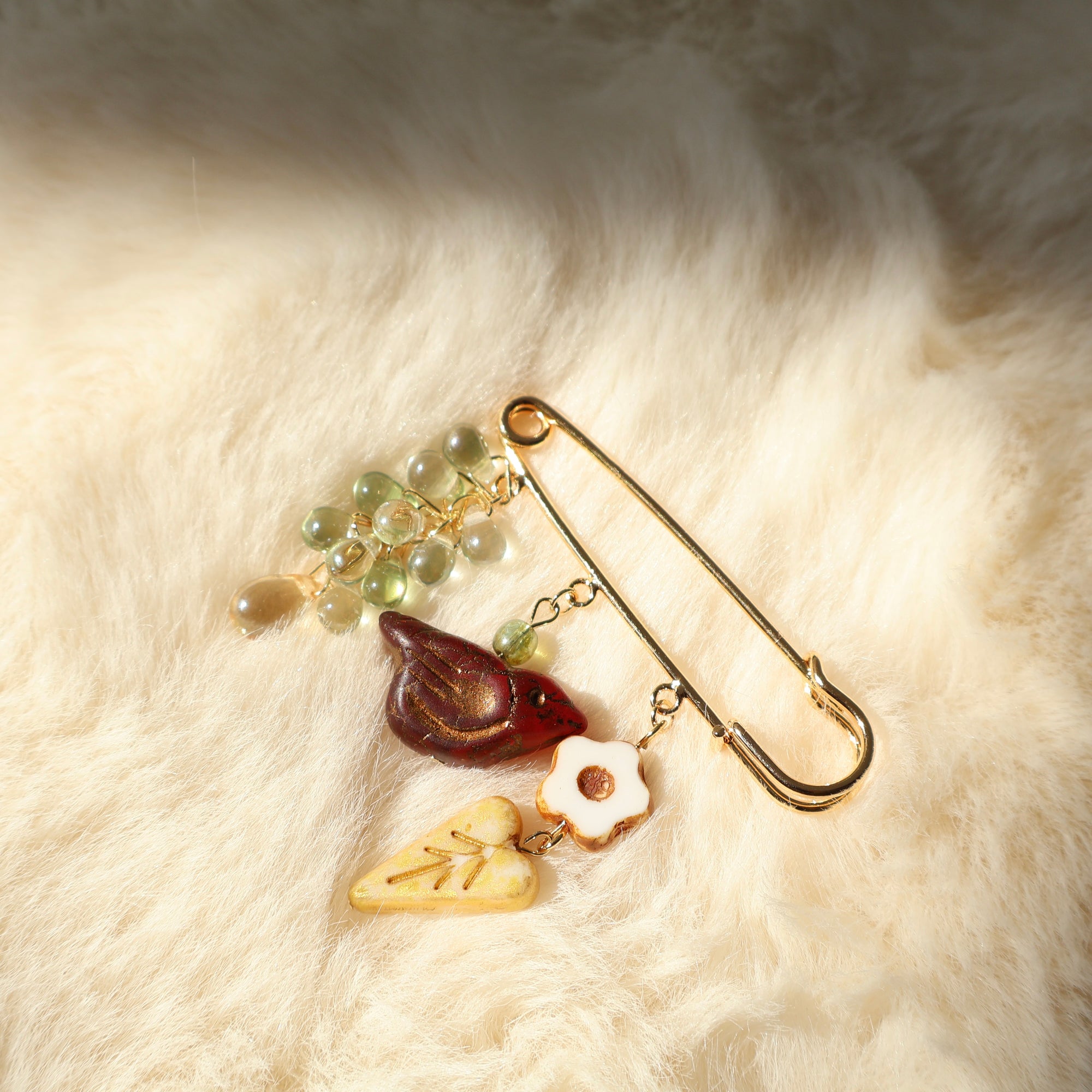 Handmade scarlet songbird enamel brooch – Jouvi