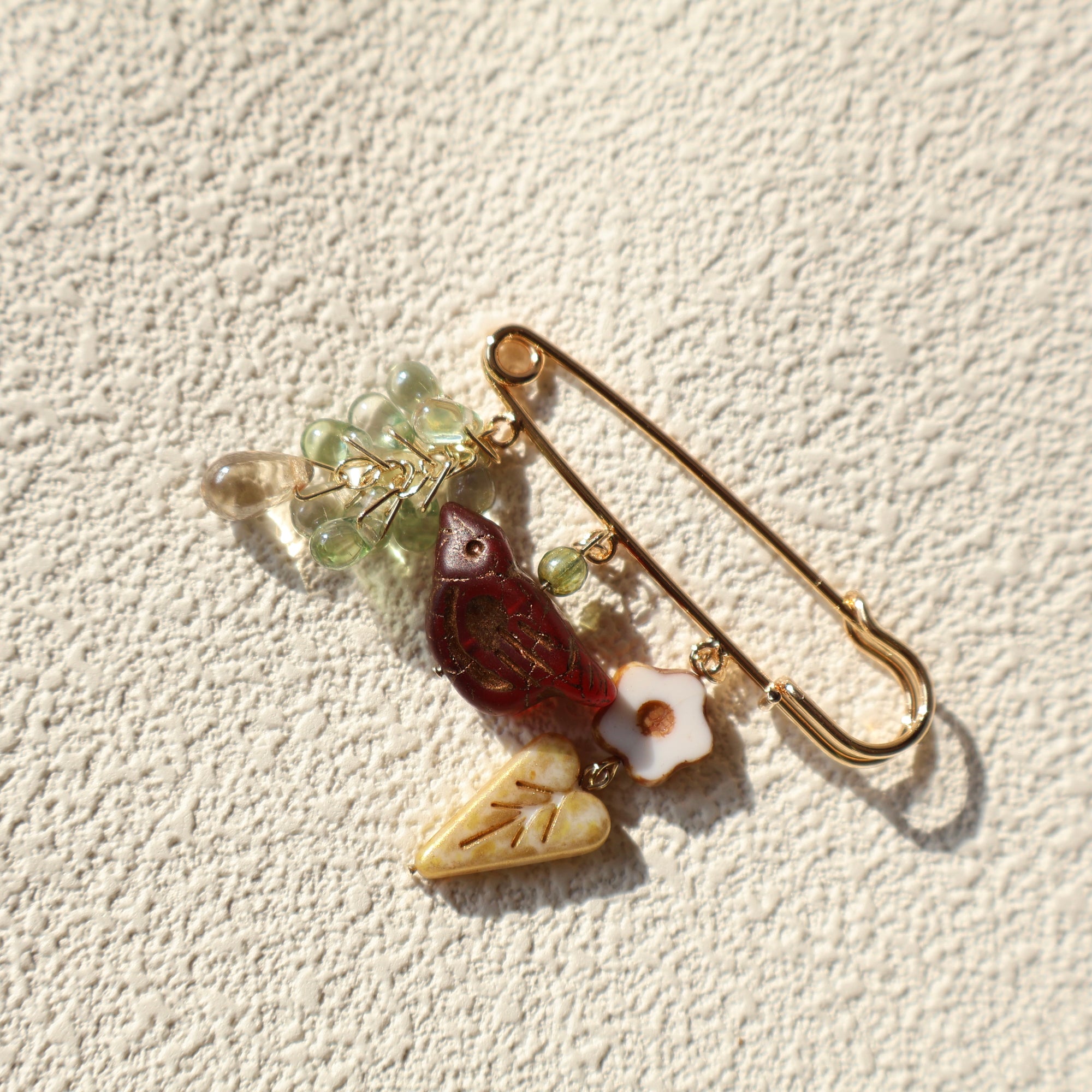 Handmade scarlet songbird enamel brooch – Jouvi