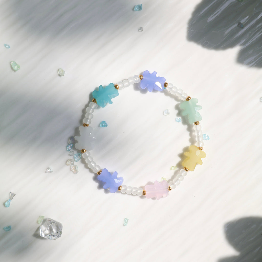 Handmade honey bear charm bracelet with glass beads – Jouvi
